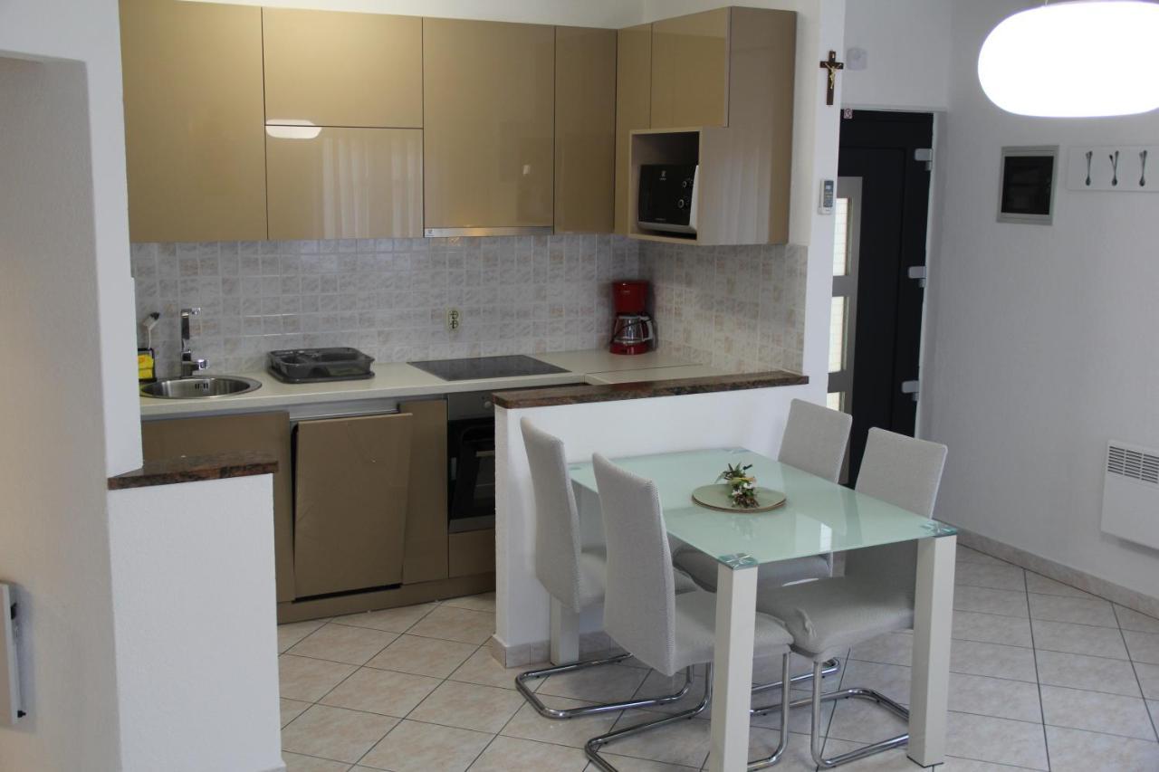Apartment Zarko Върсар Екстериор снимка