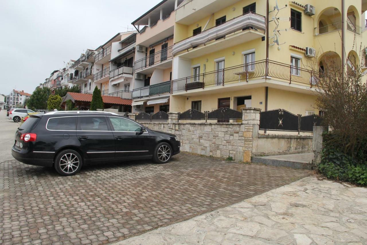Apartment Zarko Върсар Екстериор снимка