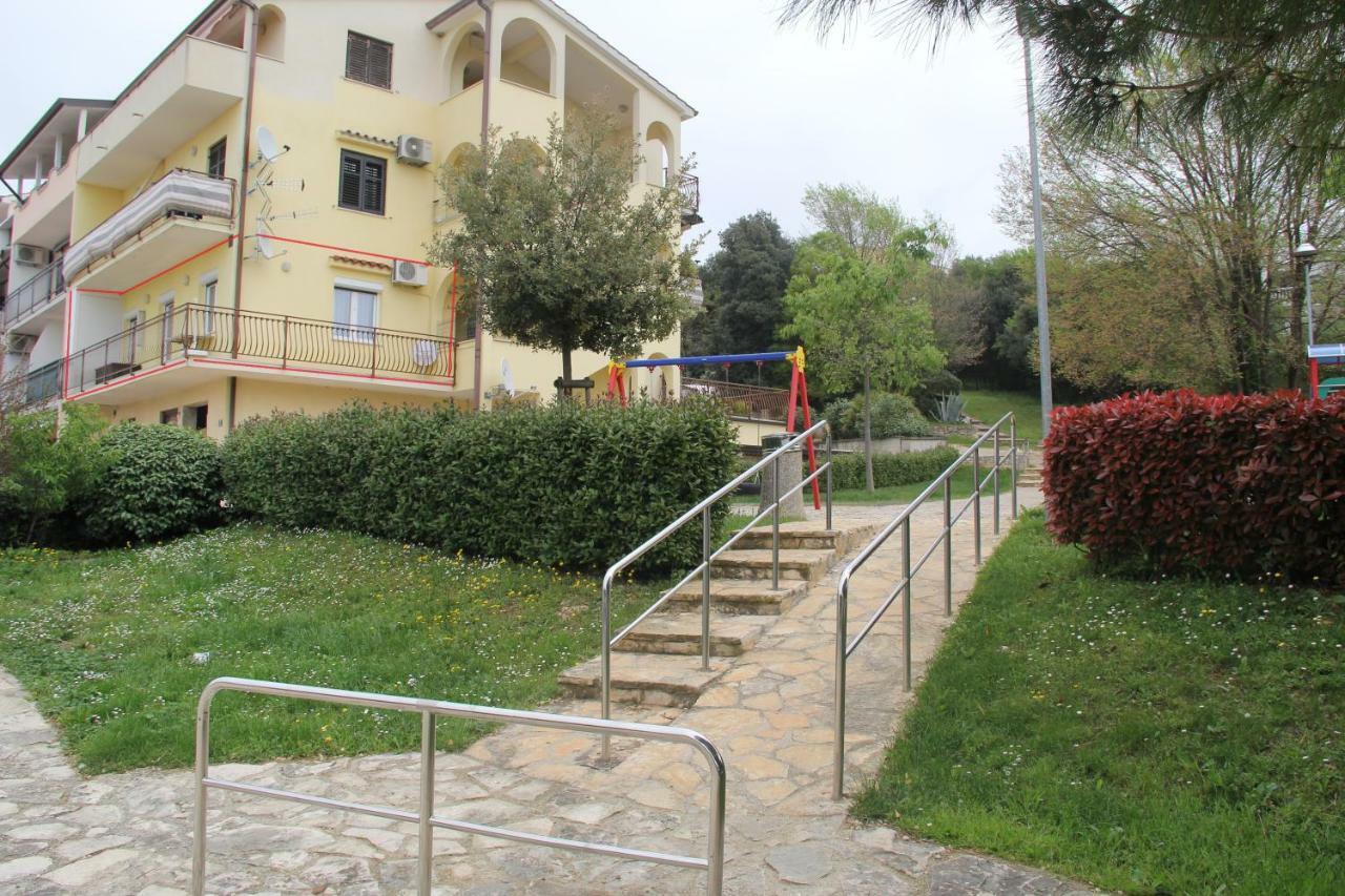 Apartment Zarko Върсар Екстериор снимка